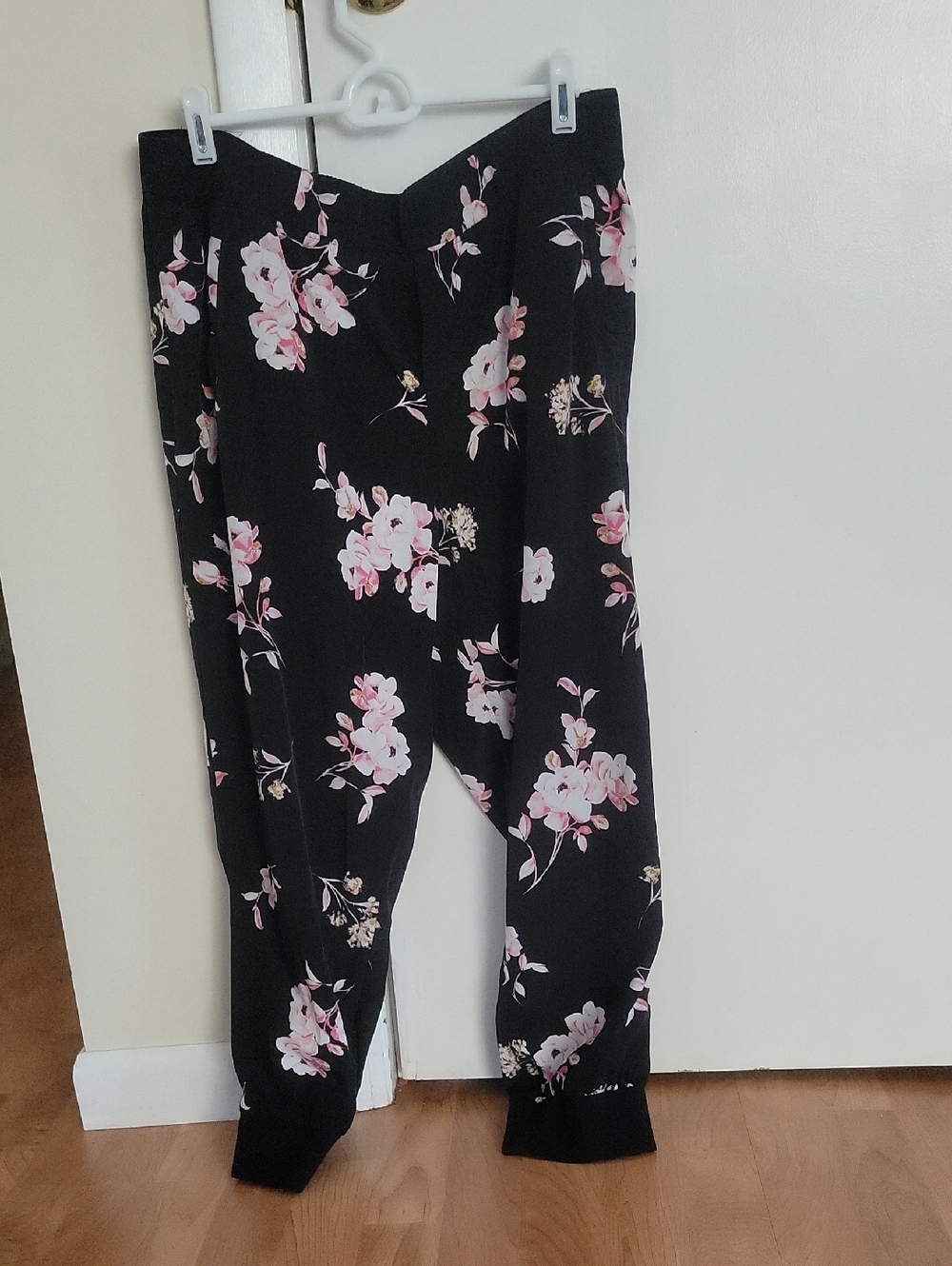 Soho New York & Co Street Black Floral Jogger Style Elastic Waist Sz LARGE